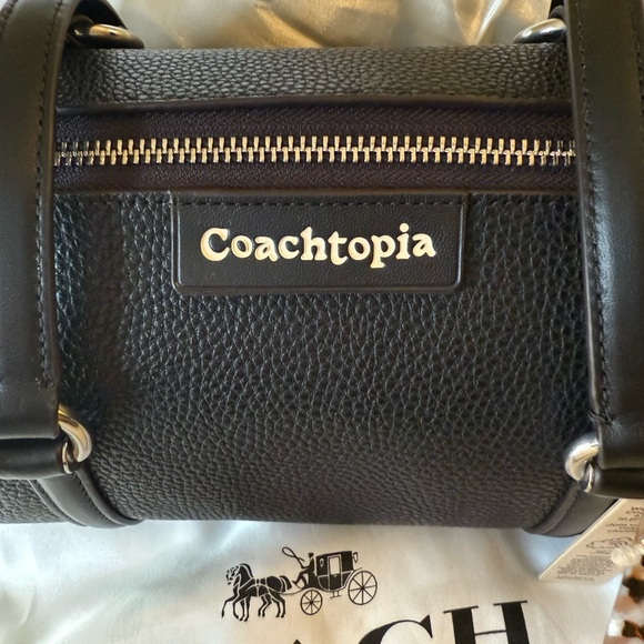 🖤 Coach NWT Coachtopia Barrel Bag In Black Pebbled Coachtopia Leather - Picture 3 of 6